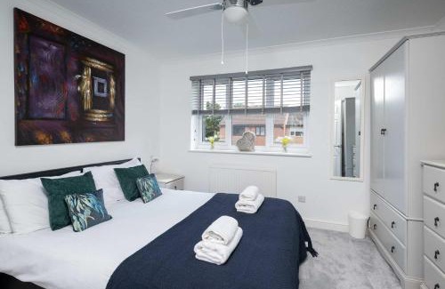 Taunton House | Comfortable 2 Bedroom Home with Parking in Taunton