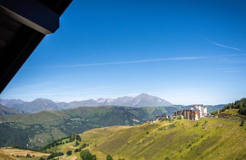 Peyragudes Apartment | Comfortable 2BR for 6, slopeside, parking, free Spassio access
