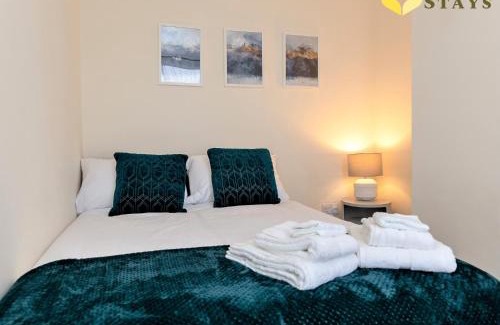 Northampton House | Comfortable 2BR house 4 beds Town Train Parking