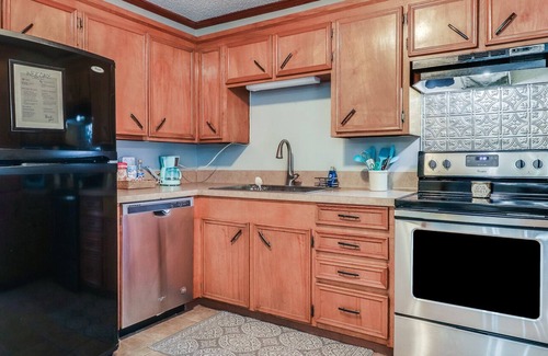 Lafayette House | Comfortable 2BR Townhouse w/2 master suites & courtyard oasis