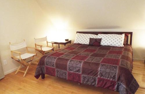 Bay View House | Comfortable 3 BR Craftsman Bungalow in Milwaukee's Bay View Neighborhood