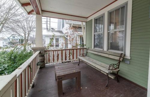Bay View House | Comfortable 3 BR Craftsman Bungalow in Milwaukee's Bay View Neighborhood