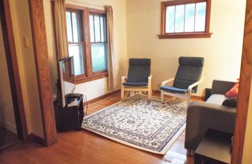 Bay View House | Comfortable 3 BR Craftsman Bungalow in Milwaukee's Bay View Neighborhood