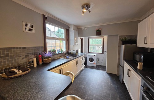 Newbury Park Apartment | Comfortable 3BD House near Newbury Park Station