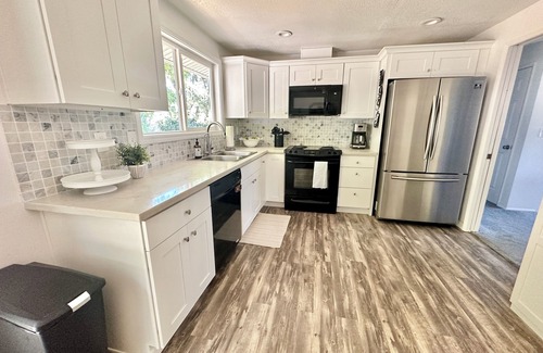 Greenburg Apartment | Comfortable 3BR w/Queen Bed, Garden Views, Patio!