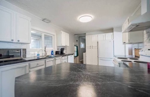 Winfield House | Comfortable 4 BD House with free parking-Unit A