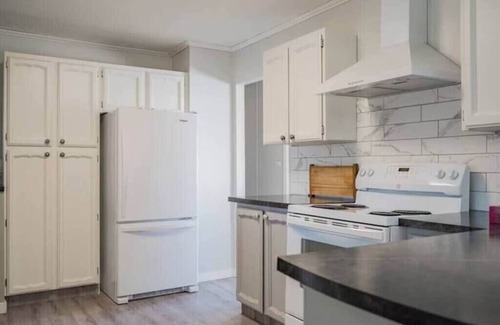 Winfield House | Comfortable 4 BD House with free parking-Unit A