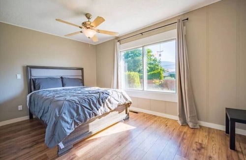 Winfield House | Comfortable 4 BD House with free parking-Unit A