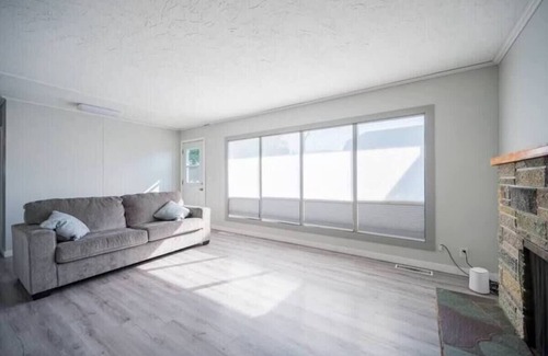 Winfield House | Comfortable 4 BD House with free parking-Unit A