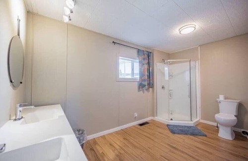 Winfield House | Comfortable 4 BD House with free parking-Unit A