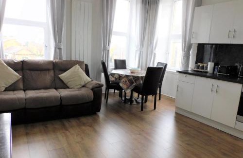 Paisley Apartment | Comfortable 4 bed Apt in Paisley Next to Station