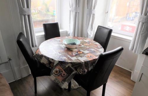 Paisley Apartment | Comfortable 4 bed Apt in Paisley Next to Station