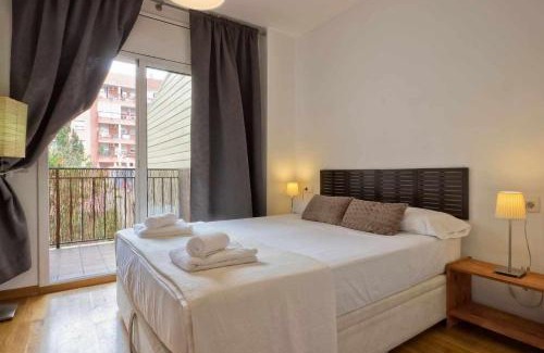 el Fort Pienc Apartment | Comfortable 4 rooms 2Bath w balcony