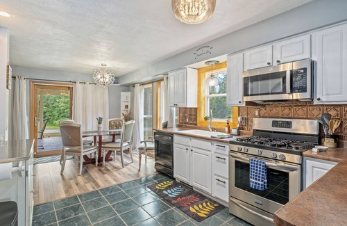 Trufant House | Comfortable 5br home w/lake views & tranquil sunrises