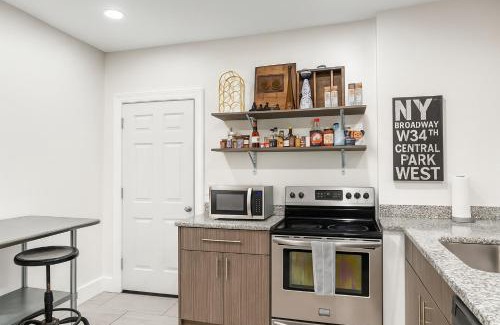 Detroit House | Comfortable 6BR Getaway WiFi AC Pet-Friendly