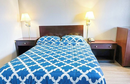 Madisonville Hotel | Comfortable and Clean Room Near Madisonville’s Top Parks and Trails