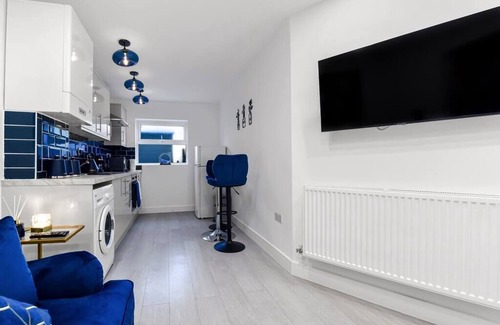 Tottenham Apartment | Comfortable and Stylish 1 BR flat - Sleeps 2