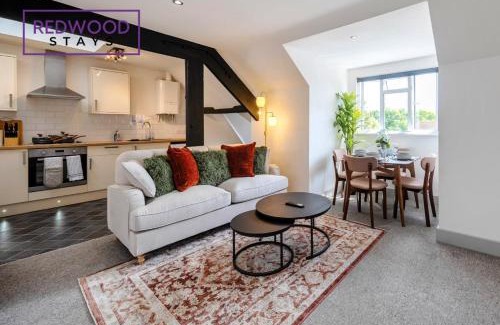 Rushmoor District Apartment | COMFORTABLE AND HOMELY 1 BEDROOM 1 BATHROOM SERVICED APARTMENT WITH FREE PARKING, FREE WiFi AND NETFLIX, PERFECT FOR BUSINESS STAYS, FAMILIES, RELOCATIONS, EXTENDED STAYS, AND EMERGENCY ACCOMMODATION by REDWOOD STAYS