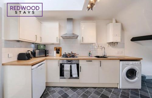 Rushmoor District Apartment | COMFORTABLE AND HOMELY 1 BEDROOM 1 BATHROOM SERVICED APARTMENT WITH FREE PARKING, FREE WiFi AND NETFLIX, PERFECT FOR BUSINESS STAYS, FAMILIES, RELOCATIONS, EXTENDED STAYS, AND EMERGENCY ACCOMMODATION by REDWOOD STAYS