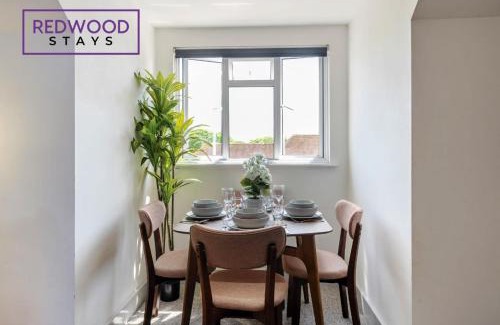 Rushmoor District Apartment | COMFORTABLE AND HOMELY 1 BEDROOM 1 BATHROOM SERVICED APARTMENT WITH FREE PARKING, FREE WiFi AND NETFLIX, PERFECT FOR BUSINESS STAYS, FAMILIES, RELOCATIONS, EXTENDED STAYS, AND EMERGENCY ACCOMMODATION by REDWOOD STAYS