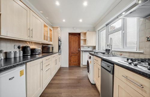 Bedford Apartment | Comfortable and spacious home with free parking plenty of space large sun trap garden and crisp white hotel linen hosted by Our Home Short Stays