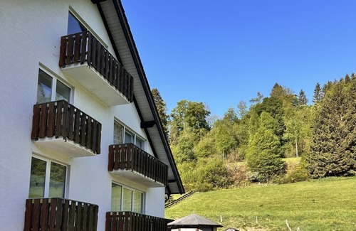 Zueschen House | Comfortable and versatile room -perfect for relaxation, work and exchange