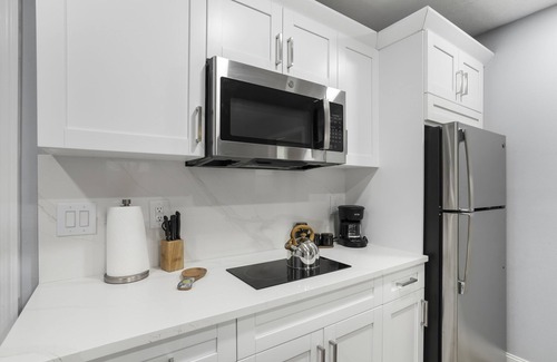 North Forest Hills Villa | COMFORTABLE apartment close to Bush GARDEN, 15min DOWNTOWN TAMPA