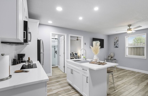 North Forest Hills Villa | COMFORTABLE apartment close to Bush GARDEN, 15min DOWNTOWN TAMPA