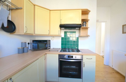 Kelvinbridge Apartment | Comfortable Apartment in West End