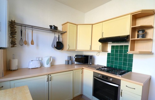 Kelvinbridge Apartment | Comfortable Apartment in West End