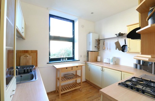 Kelvinbridge Apartment | Comfortable Apartment in West End