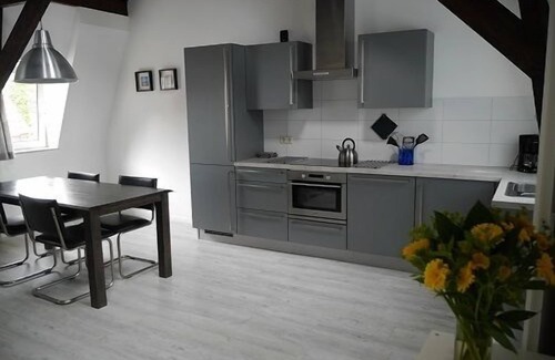 Domburg Apartment | Comfortable apartment with garage in the center of Domburg, 100 meters from the sea.