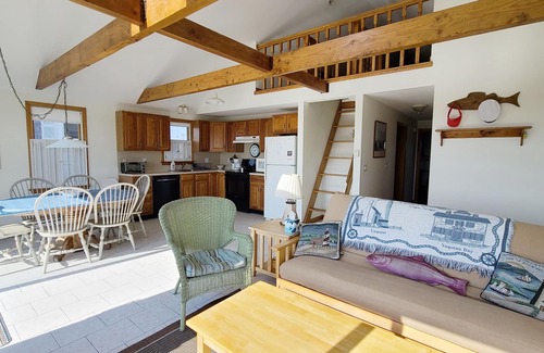 North Truro Condo | Comfortable Beach Point Waterfront 2BD-Step into the Sand on Cape Cod Bay
