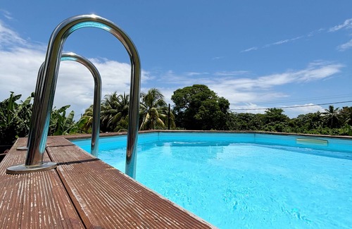 Trois-Rivieres House | Comfortable bungalow with pool