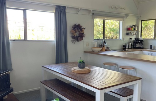 Riversdale House | Comfortable, conveniently located family beach bach