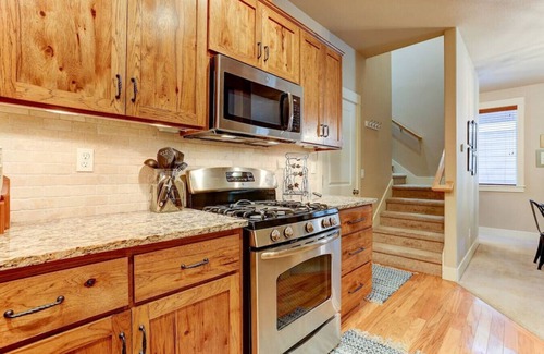 Sisters House | Comfortable & charming 2 story home in Sisters Oregon!