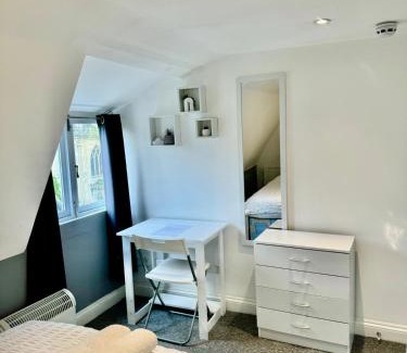 Saint Paul's House | Comfortable City Centre Room