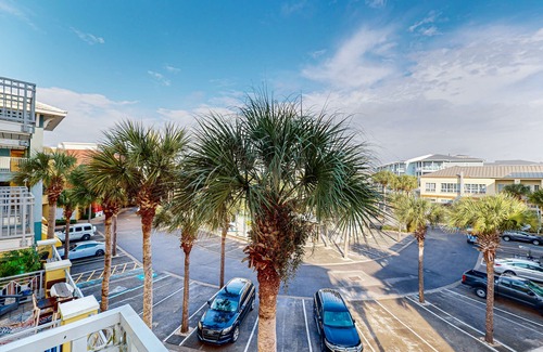 Gulf Place Apartment | Comfortable condo w/kitchenette, community pools & hot tub - walk to the beach