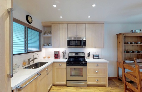 Park City Condo | Comfortable condo with WiFi, washer/dryer, pool & hot tubs - walk to skiing