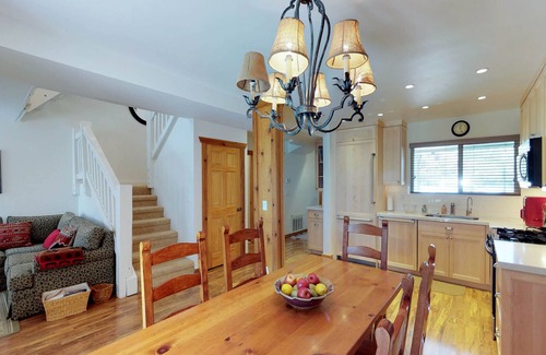 Park City Condo | Comfortable condo with WiFi, washer/dryer, pool & hot tubs - walk to skiing