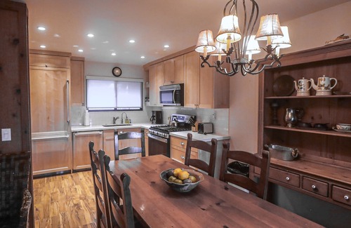 Park City Condo | Comfortable condo with WiFi, washer/dryer, pool & hot tubs - walk to skiing