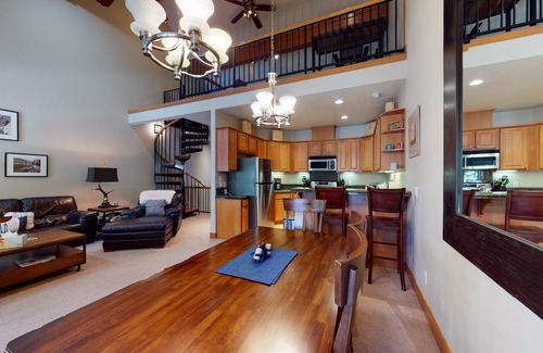 Truckee Condo | Comfortable Condo with Shared Pool, Gas Fireplace & Washer/Dryer