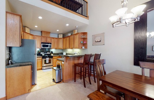 Truckee Condo | Comfortable Condo with Shared Pool, Gas Fireplace & Washer/Dryer