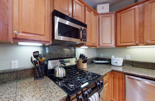 Truckee Condo | Comfortable Condo with Shared Pool, Gas Fireplace & Washer/Dryer