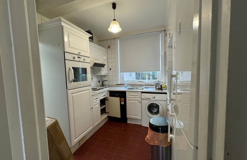 Havering Apartment | Comfortable Contractor Retreat: Perfect for Both Short & Long Stays