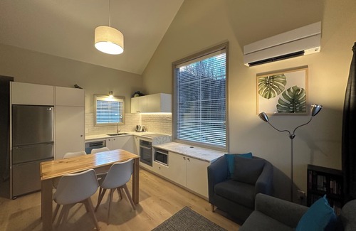 Arrowtown Cottage | Comfortable cottage in the heart of Arrowtown with newly renovated kitchen.