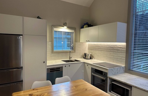 Arrowtown Cottage | Comfortable cottage in the heart of Arrowtown with newly renovated kitchen.
