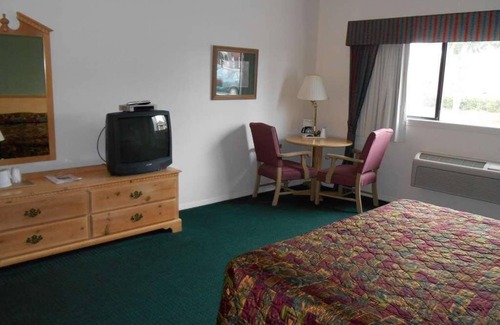 Enumclaw House | Comfortable Countryside Stay in Guesthouse Enumclaw! Free Parking, Pet-friendly