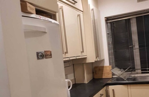 Edgware Apartment | Comfortable Double Bedroom Shared - Garden View