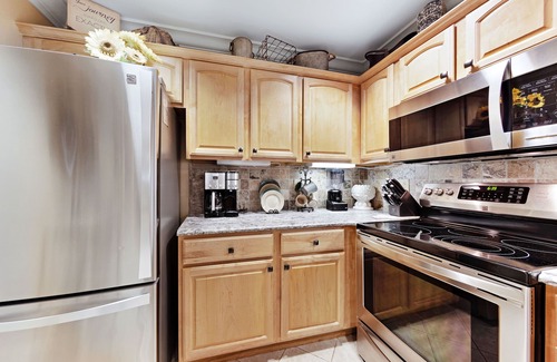 Gatlinburg Condo | Comfortable downtown condo w/free attraction tickets, fireplace, & hot tub/pool